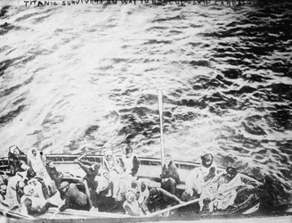 Survivants du Titanic en route vers le navire de sauvetage Carpathia