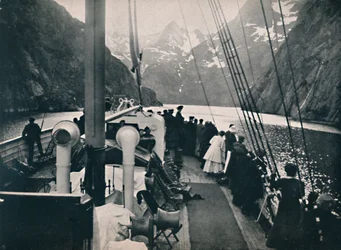 Bateau touristique dans le fjord de Trold, 1914
