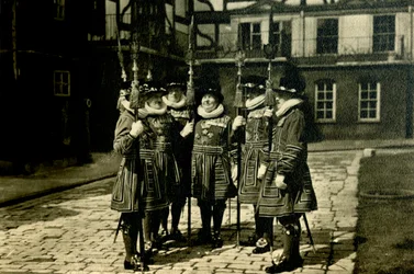 Gardiens de la Tour de Londres, vers 1920