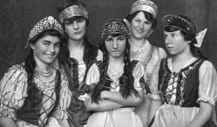 Costumes traditionnels portés par des femmes hongroises, Hongrie, 1922