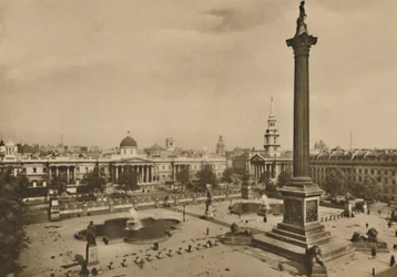 Trafalgar Square. Où les faucons du roi étaient autrefois gardés avec les chevaux royaux, vers 1935