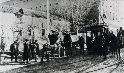 Grève des tramways à Madrid, la garde civile charge les grévistes qui tentent d