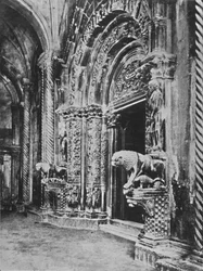 Trau - Vestibule de la cathédrale, 1913
