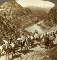 Voyageurs sur une route de montagne à travers le ravin sauvage de Seljestad, Norvège, vers 1905