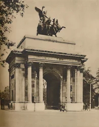 Arc de triomphe déplacé de Hyde Park à Constitution Hill, c1935