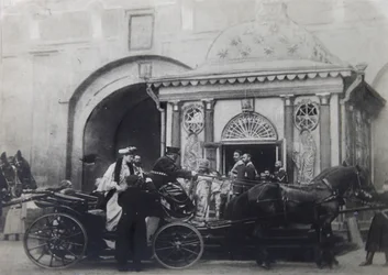 Tsarine Alexandra Fyodorovna visitant la chapelle ibérique, Moscou, Russie, années 1900