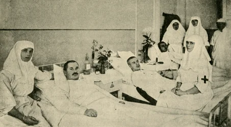 La Tsarine Alexandra soignant des soldats blessés, 1914, vers 1920