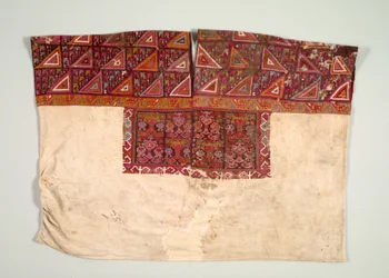 Chemise tunique avec empiècement en tapisserie, 650-850