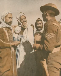 Les Arabes tunisiens accueillent un sergent britannique à Chaouach, 1943