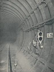 Signal de tunnel et arrêt automatique du train. Métro de Londres