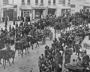 Artillerie turque quittant Constantinople pour le service actif, 1915