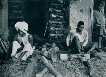 Tournage de pieds de lit en bois, vers 1942