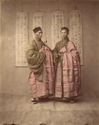 [Deux hommes chinois en tenue traditionnelle assortie], années 1870