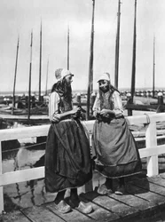 Deux filles sur le débarcadère, Marken, Pays-Bas, vers 1934