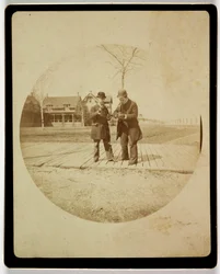 Deux hommes sur une promenade