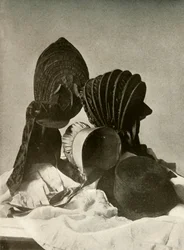 Deux calèches en soie, chapeau de cavalier, bonnet Quaker, chapeau, gants et jupe, 18ème siècle, 1937