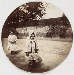 Deux petits enfants marchant le long d