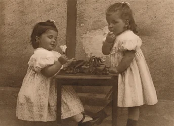 Deux jeunes filles près d