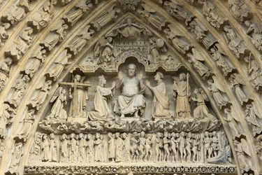 Tympan du portail du Jugement dernier : Christ juge. À ses côtés, à genoux, la Vierge Marie et saint Jean intercèdent pour le salut des âmes. Cathédrale d