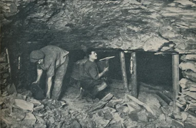 Héros inconscients qui travaillent face au danger, vers 1935