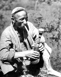 Homme ouzbek fumant le calian, Samarkand, 1936