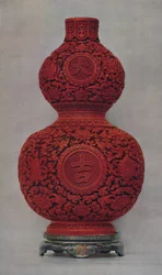 Vase en laque rouge sculptée sur fond vert olive avec support en laque plate, 1928
