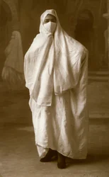 Femme voilée, Alger, Algérie, 1943
