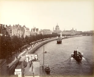 Victoria Embankment, montrant les jardins du Temple et la cathédrale Saint-Paul, Londres, 1887