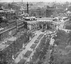 Défilé de la victoire passant par l