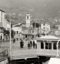 Vue de Moltrasio sur la rive du lac de Côme, Italie, 20ème siècle
