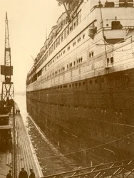 Vue du côté tribord du Majestic entrant dans la cale sèche flottante, vers 1930