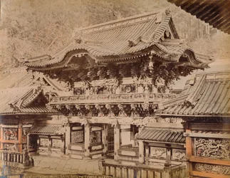 Vue de la porte Yomeimon - Temple Shinto Nikko, vers 1890-1900