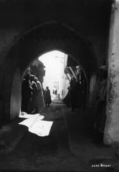 Vue à travers une arche, Rabat, Maroc, vers 1920-1930