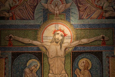 Basilique de la Visitation, mosaïque de la Crucifixion par Antoine Molkenboer, Annecy, France