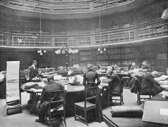 Visiteurs cherchant dans les volumes aux Archives publiques, Chancery Lane, Londres, 1903