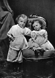 Vladimir Ilitch Lénine, chef révolutionnaire bolchevique russe, âgé de 4 ans, avec sa sœur Olga, 1874