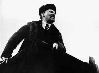 Vladimir Ilitch Lénine, dirigeant révolutionnaire bolchevique russe, parlant depuis une tribune, 1917