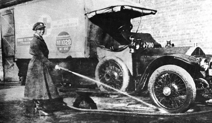 Conductrice anglaise bénévole lavant son ambulance, Cambridge, Première Guerre mondiale, 1915