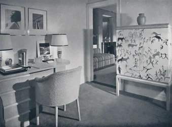 W. & J. Sloane. Salle de loisirs des photographes montrant un bureau en chêne naturel, une couverture tissée à la main