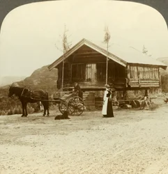 En attente de passagers sur la route près de Bolkesjo, Norvège, vers 1905