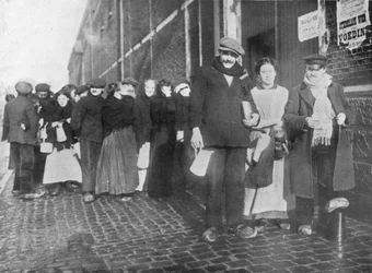 En attente de rations de secours à Bruges, 1915