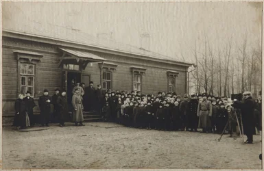 Attente pour le retrait du corps de Léon Tolstoï à la gare d