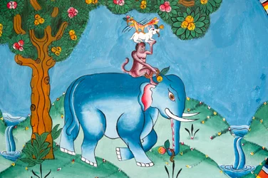 Mur représentant la légende des quatre amis ; éléphant ; singe ; lapin et coq ; Kharbadi Gompa ; Phuentsholing ; Royaume du Bhoutan