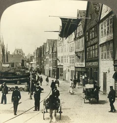 Entrepôts le long du quai dans la vieille ville de Bergen, pendant des siècles le grand marché aux poissons de Norvège, vers 1905