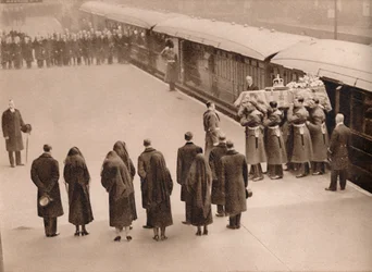 Veille du cercueil, couvert par le drapeau royal, 1936