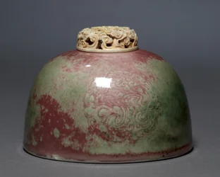 Pot à eau avec couvercle en ivoire, 1662-1722