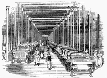 Atelier de tissage équipé de rangées de métiers à tisser mécaniques entraînés par courroie et arbre