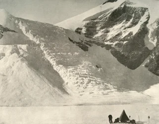Camp de la partie occidentale le 28 décembre sous un glacier suspendu aux rochers de la Cathédrale, 1909