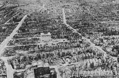 Ce que les bombardiers britanniques ont fait à Brême sur la Weser, 1945