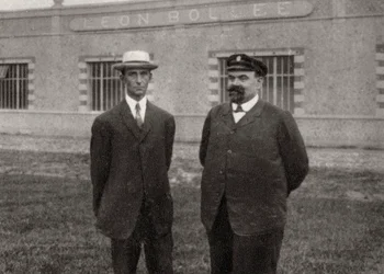 Wilbur Wright, aviateur américain, et Léon Bollée, inventeur et fabricant de voitures français, 1908